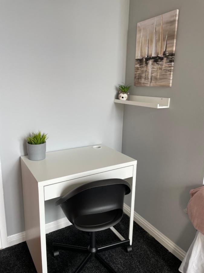 Spacious One Bedroom Flat, Entire Property. Greenock Buitenkant foto