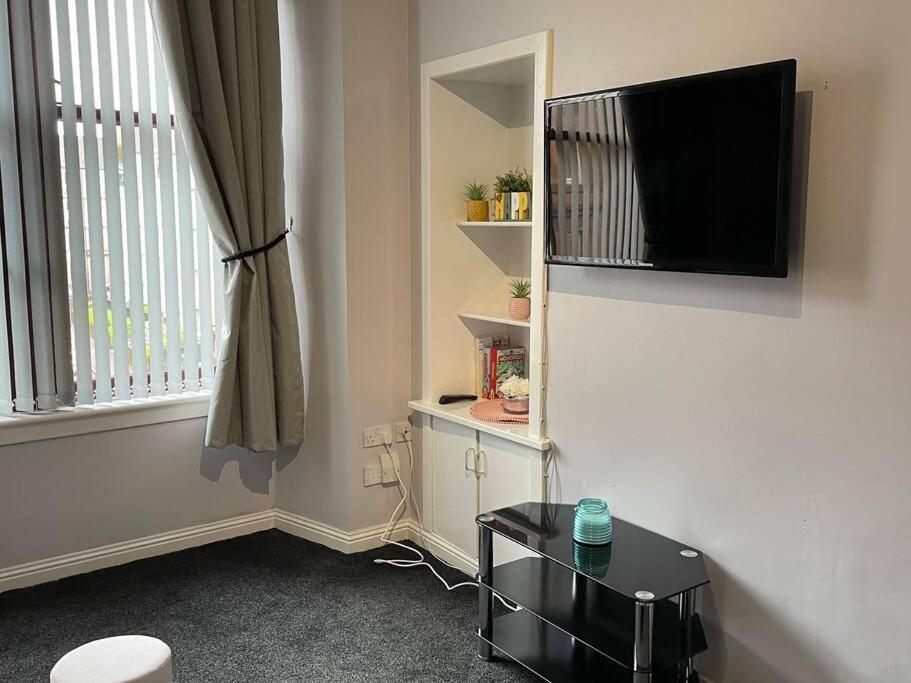 Spacious One Bedroom Flat, Entire Property. Greenock Buitenkant foto