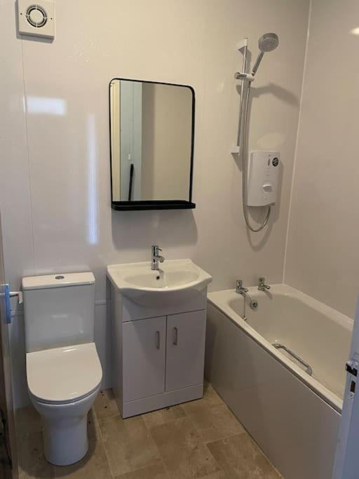 Spacious One Bedroom Flat, Entire Property. Greenock Buitenkant foto