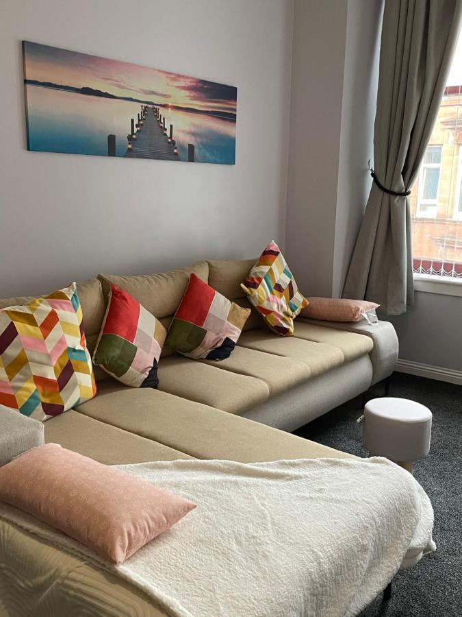 Spacious One Bedroom Flat, Entire Property. Greenock Buitenkant foto